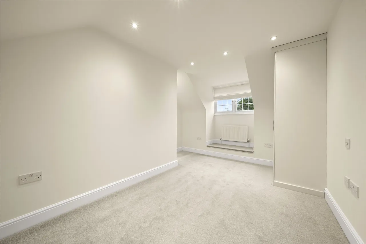 Midway, Walton-on-Thames, Surrey, KT12, photo 6
