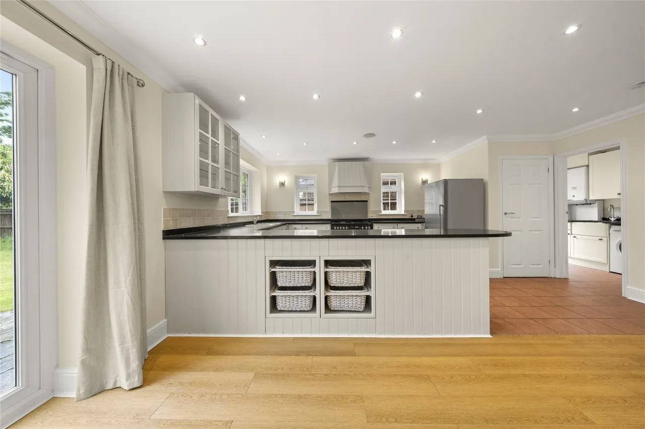 Midway, Walton-on-Thames, Surrey, KT12, photo 2