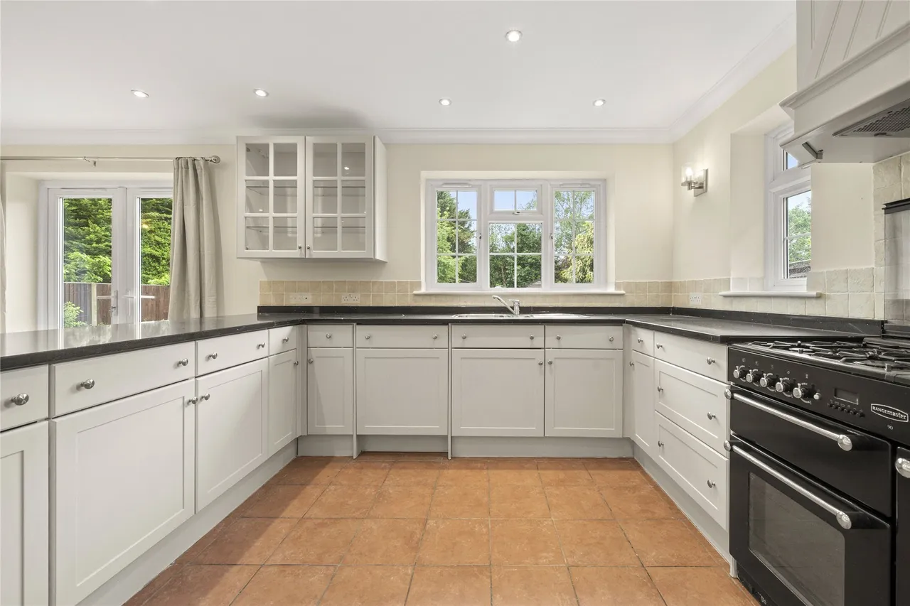 Midway, Walton-on-Thames, Surrey, KT12, photo 21
