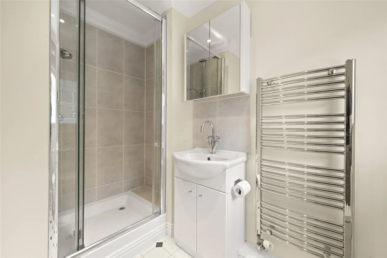 Midway, Walton-on-Thames, Surrey, KT12, photo 12