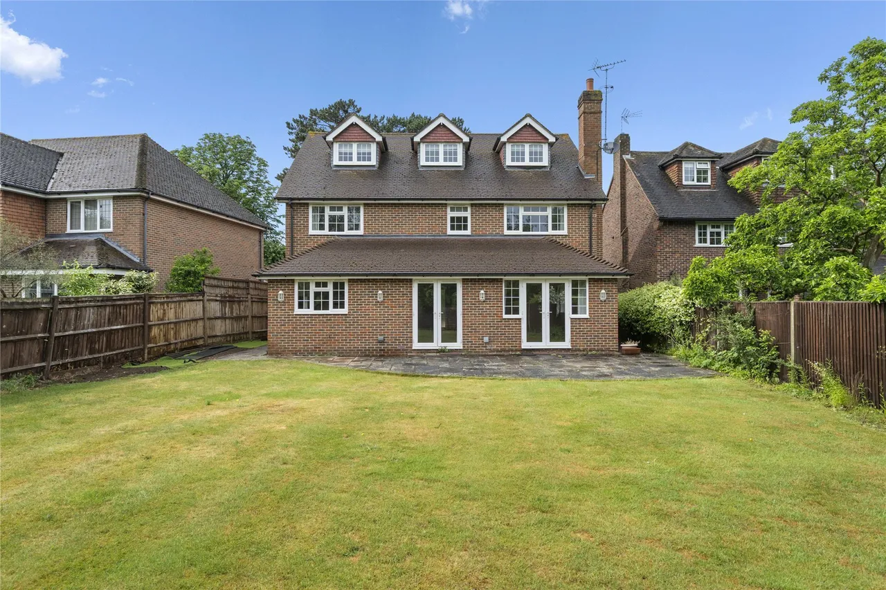 6 bed house to rent — Midway, Walton-on-Thames, Surrey, KT12