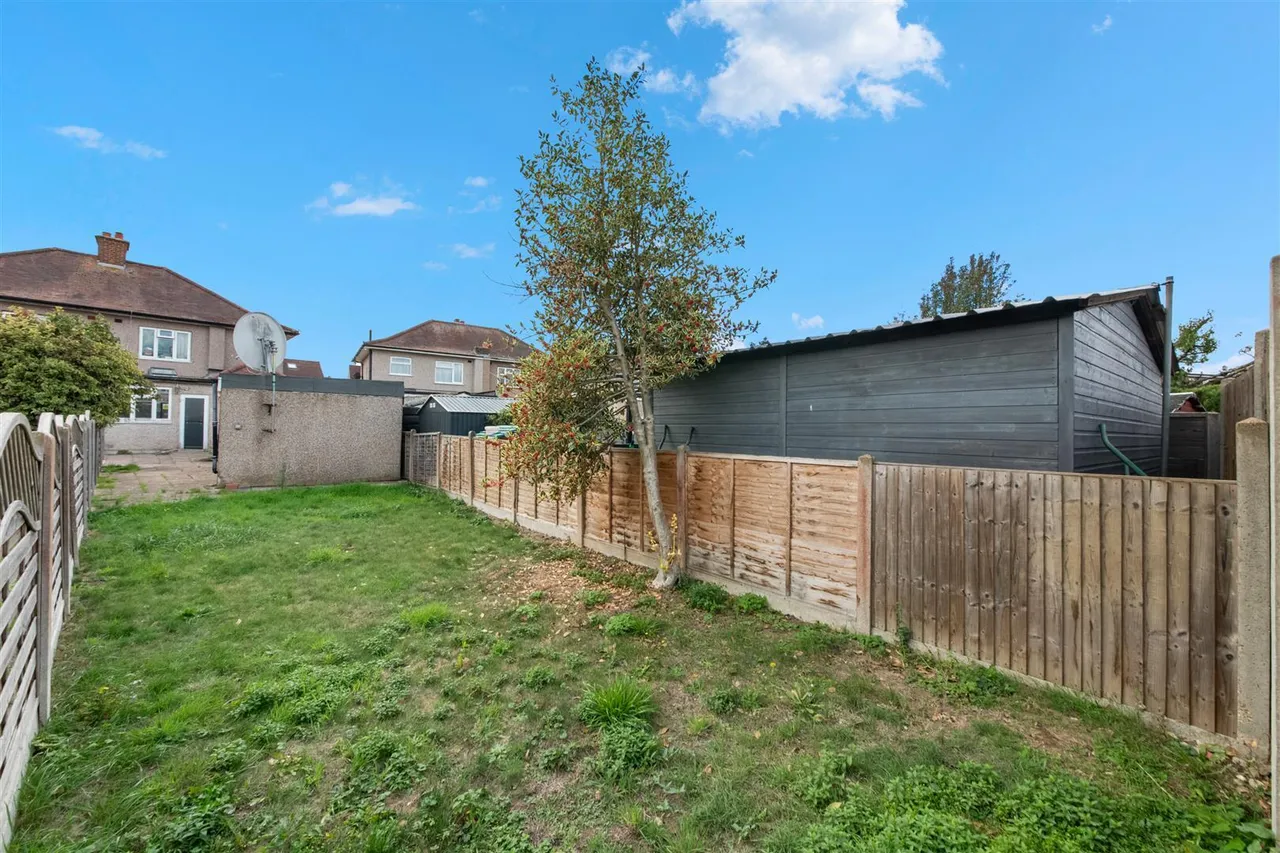 Adelphi Crescent, Hayes, photo 9