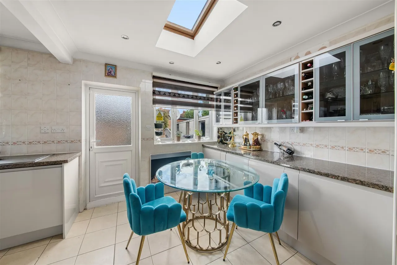 Adelphi Crescent, Hayes, photo 7