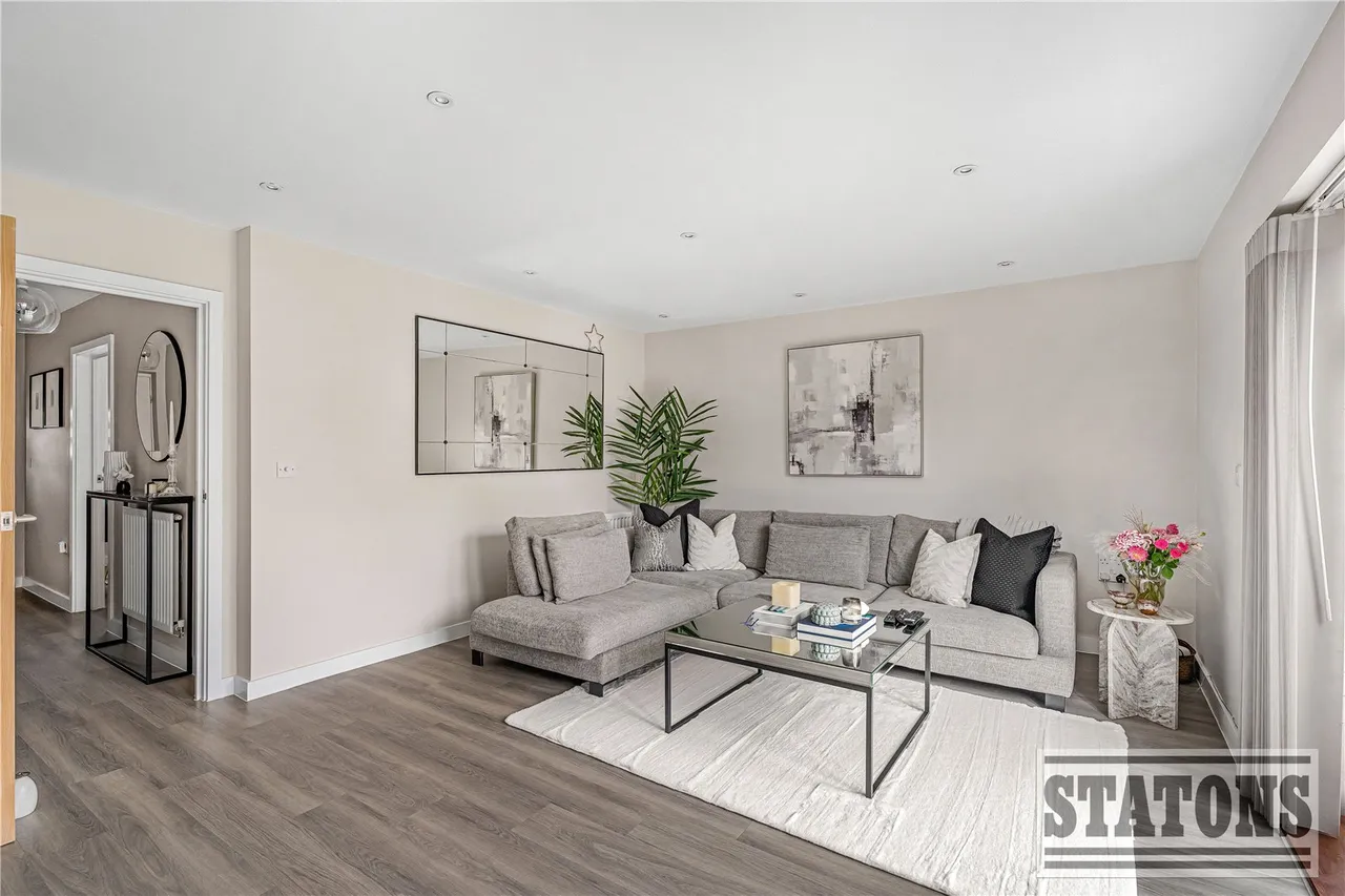 Old Oak Avenue, Goffs Oak, Waltham Cross, EN7 6EW, photo 3