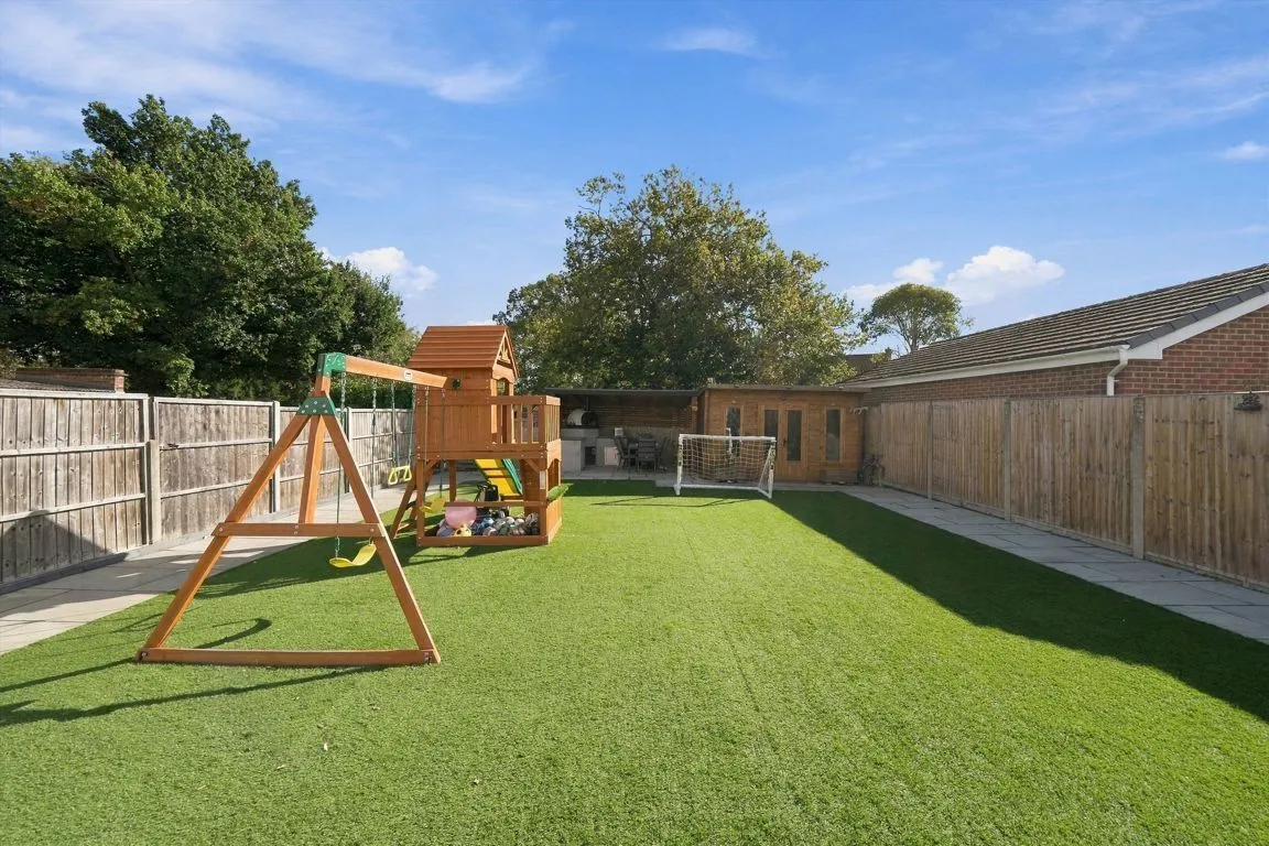 Katherine Close, Addlestone, KT15, photo 8