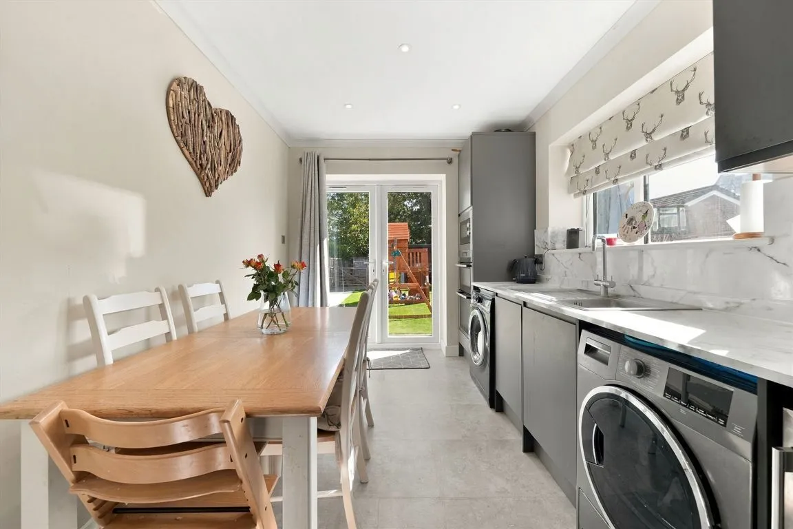 Katherine Close, Addlestone, KT15, photo 2