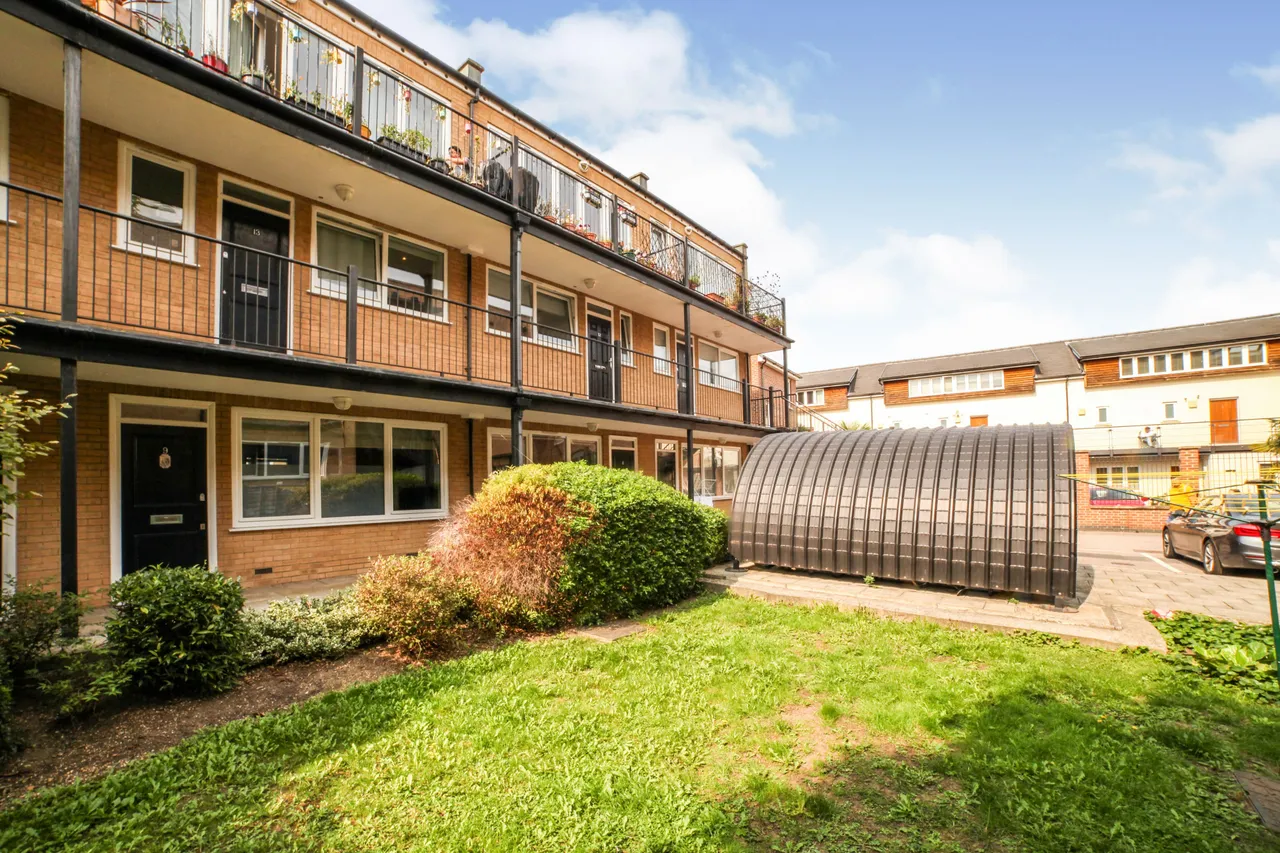 1 bed flat to rent — 8 Dewey Lane, London
