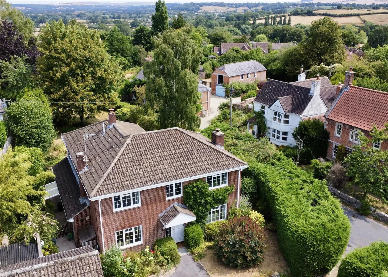 4 bed house for sale, High Street, Great Cheverell, SN10