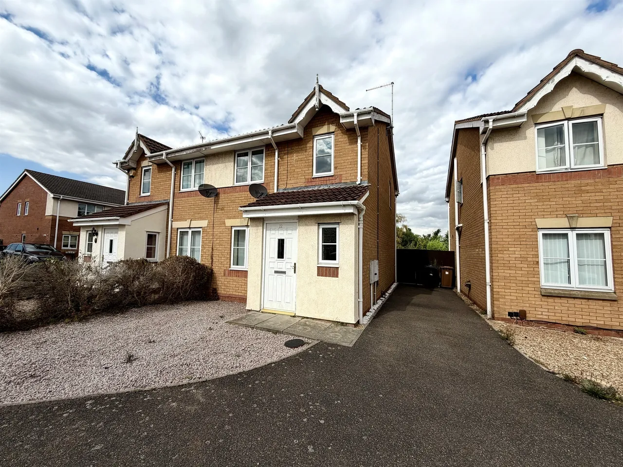 3 bed house for sale — Swan Gardens, Peterborough
