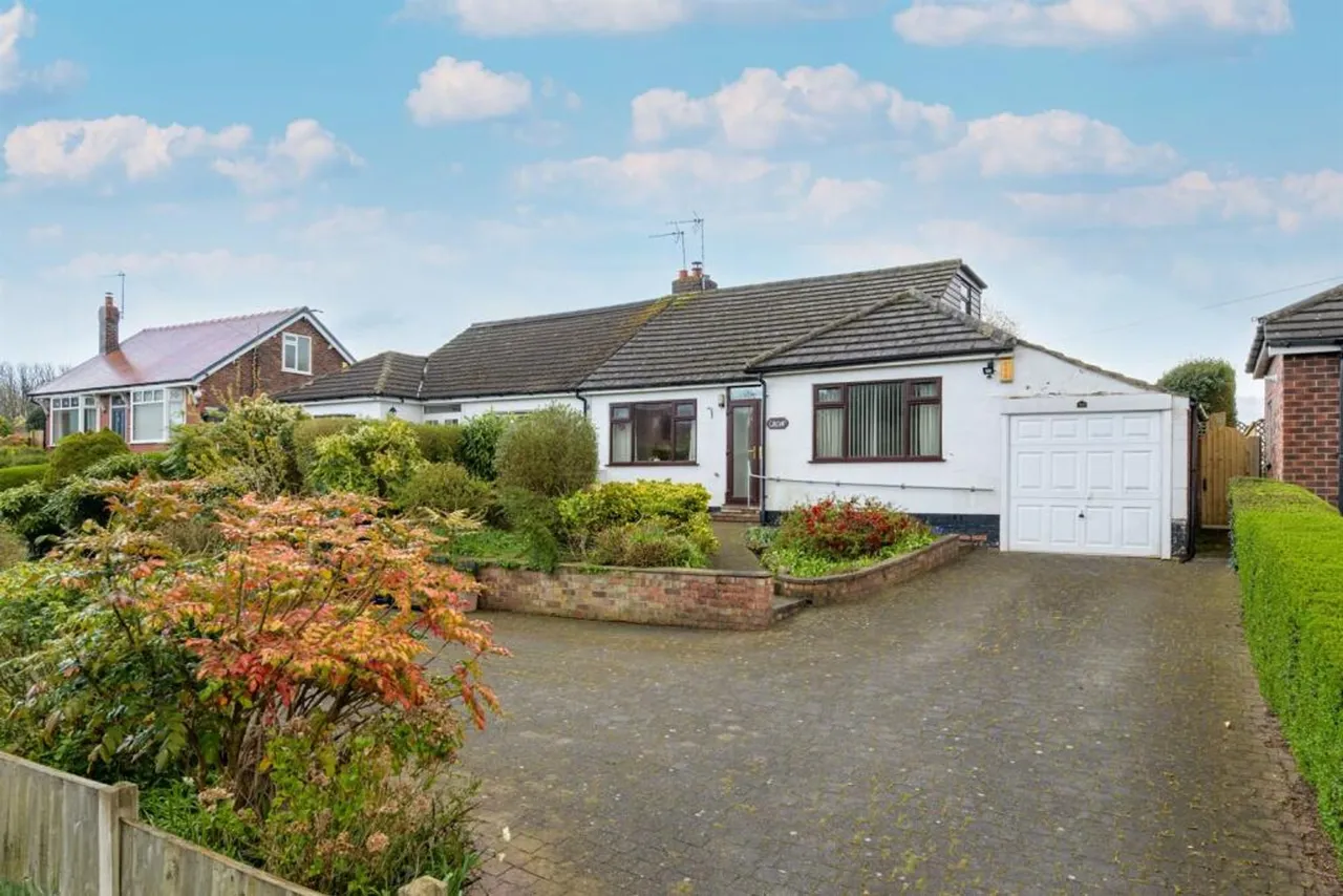 3 bed house for sale, Chester Road, Runcorn