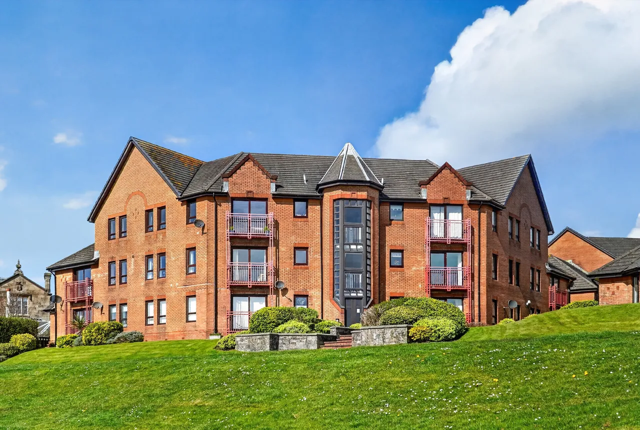 2 bed flat for sale — 7 Curlinghall, Largs, KA30 8LB