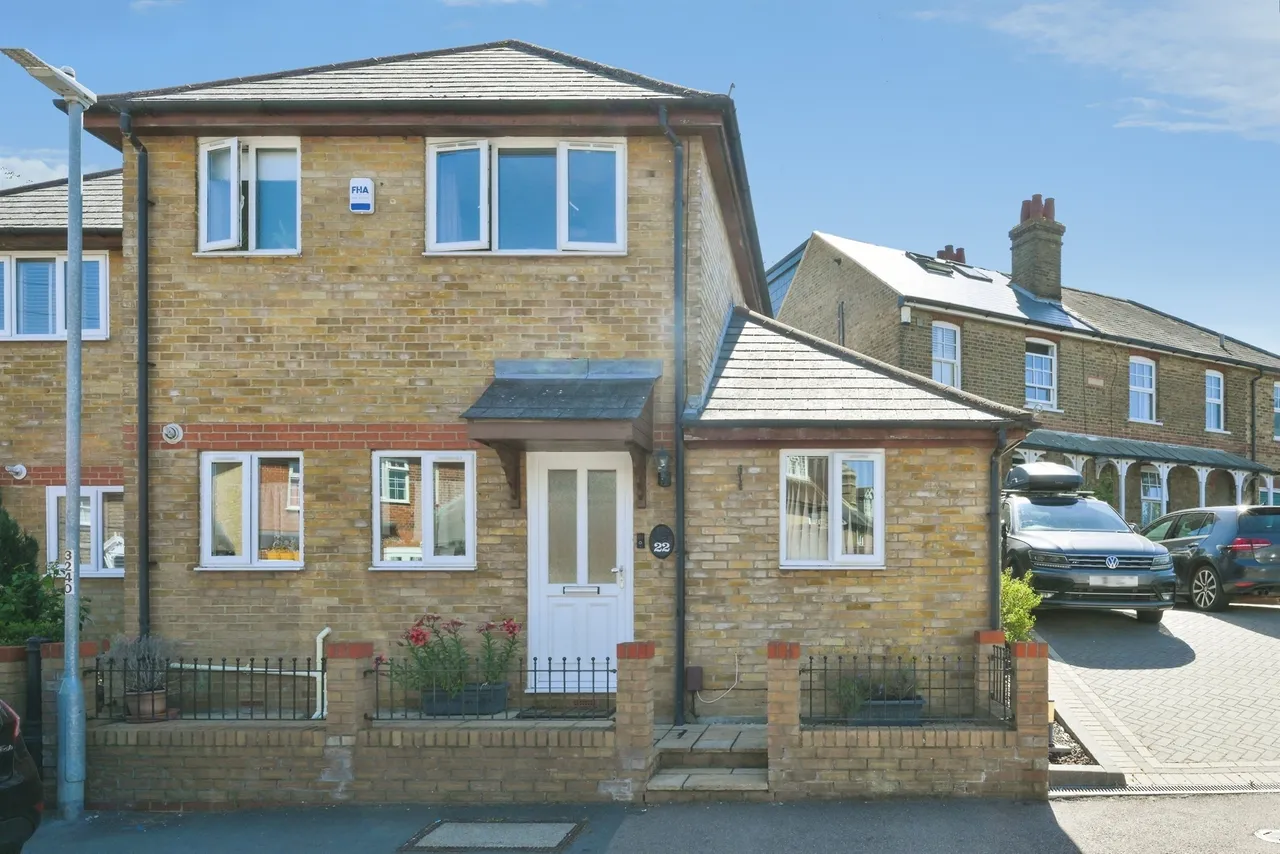 3 bed house for sale — Old Road, Harlow