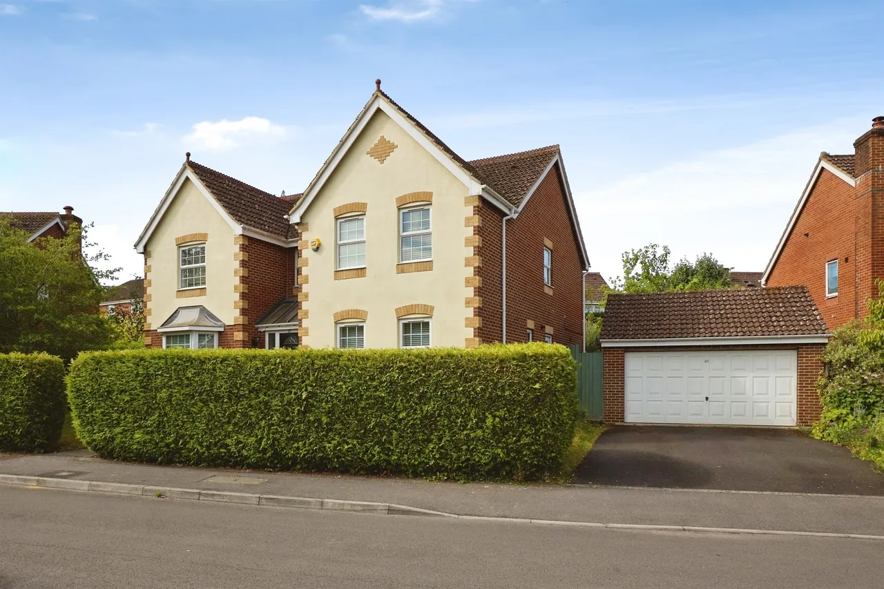 5 bed house for sale — Longhill Drive, Salisbury
