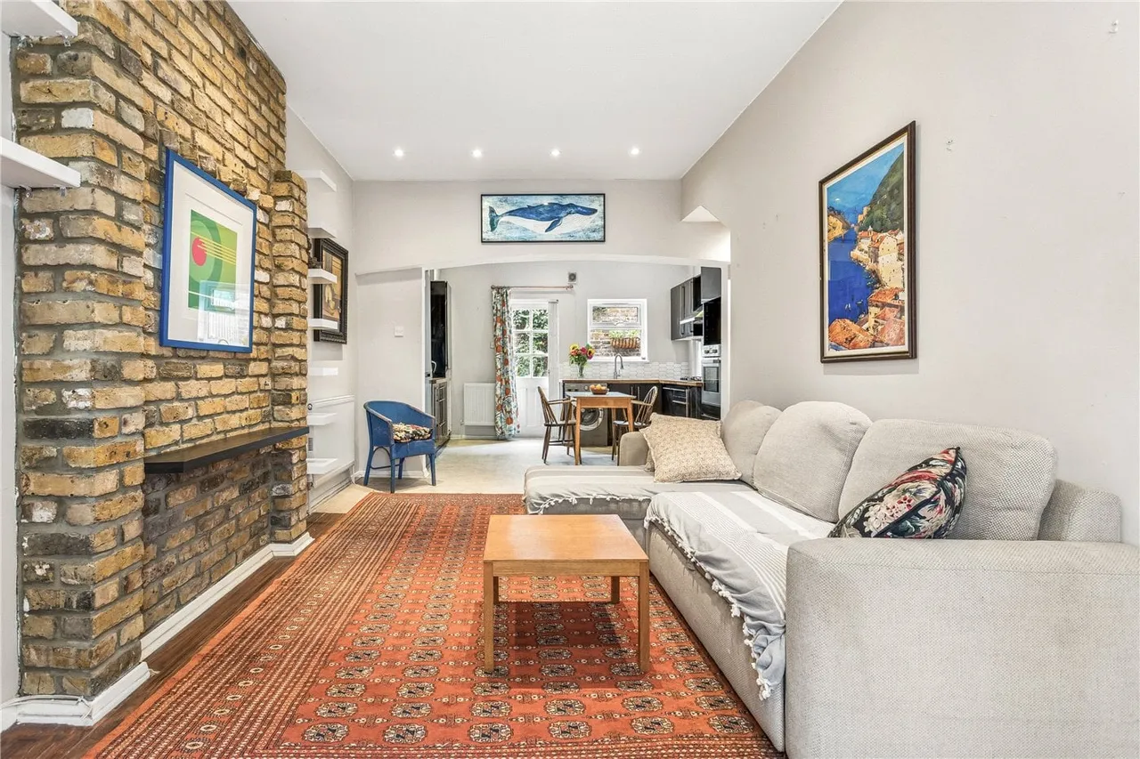2 bed property for sale, Millers Terrace, London, E8