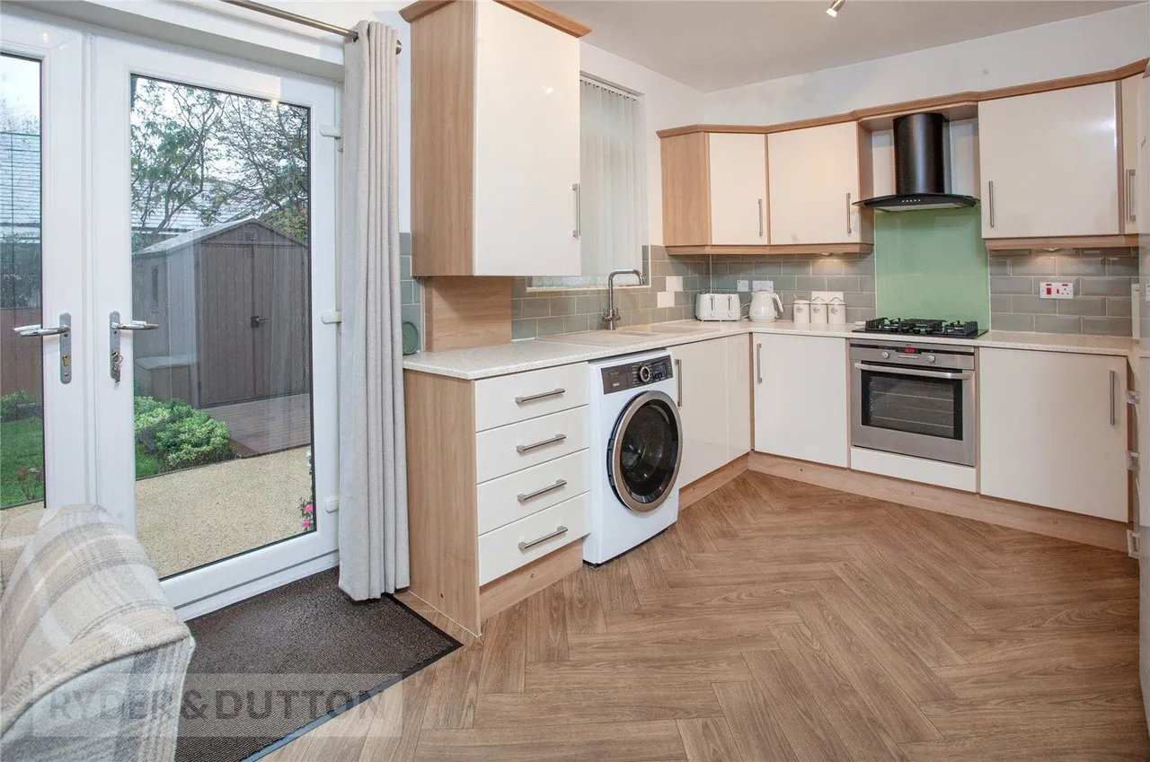 Maple Close, High Crompton, OL2, photo 3