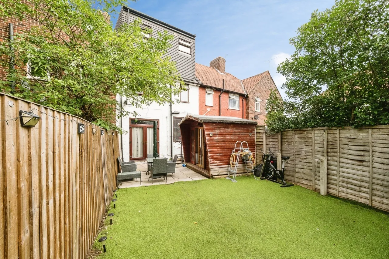 Wood Lane, Dagenham, RM8, photo 2