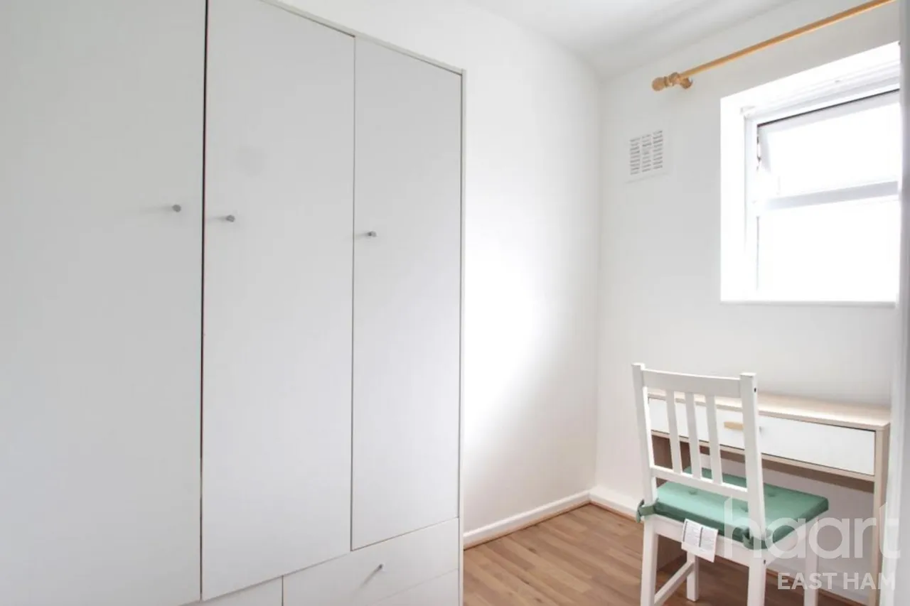 Churchill Road, E16, photo 9