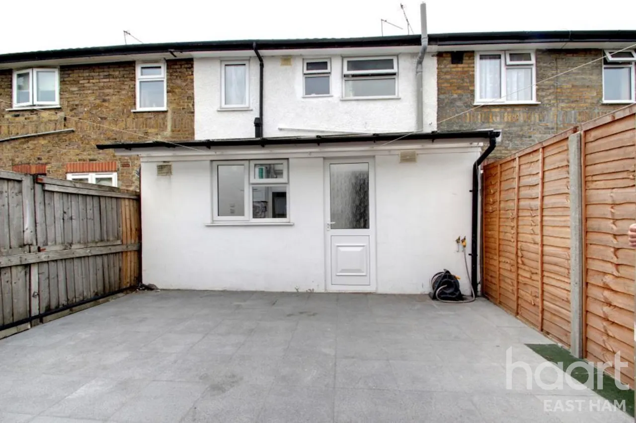 Churchill Road, E16, photo 6