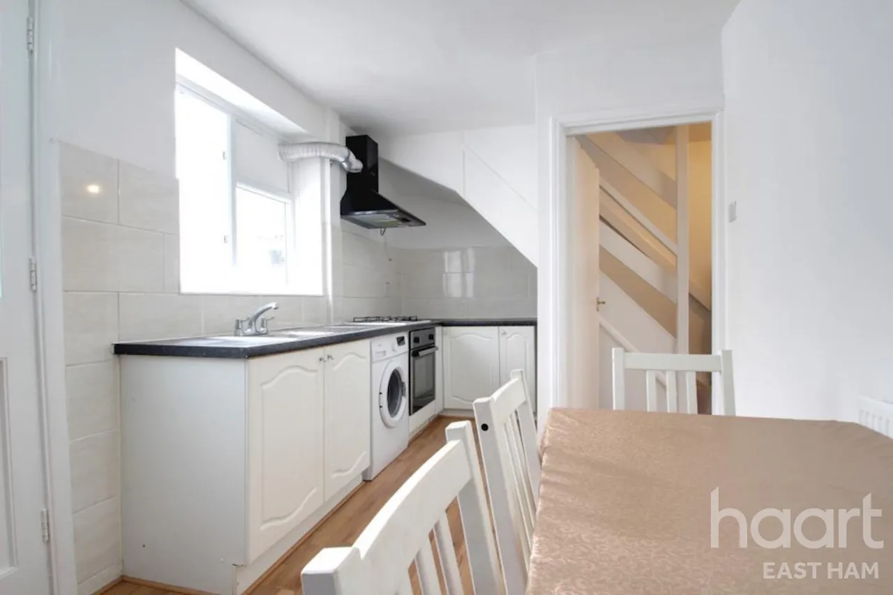 Churchill Road, E16, photo 4
