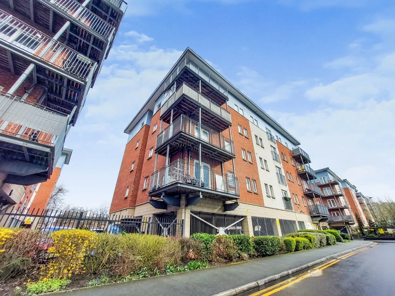 2 bed flat to rent, Elmira Way, Salford, M5