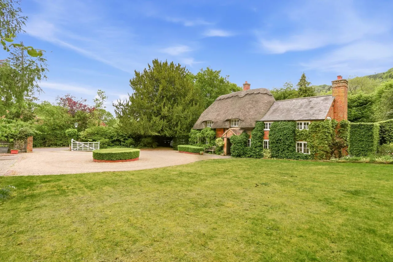 4 bed house for sale, Missenden Road, Butlers Cross