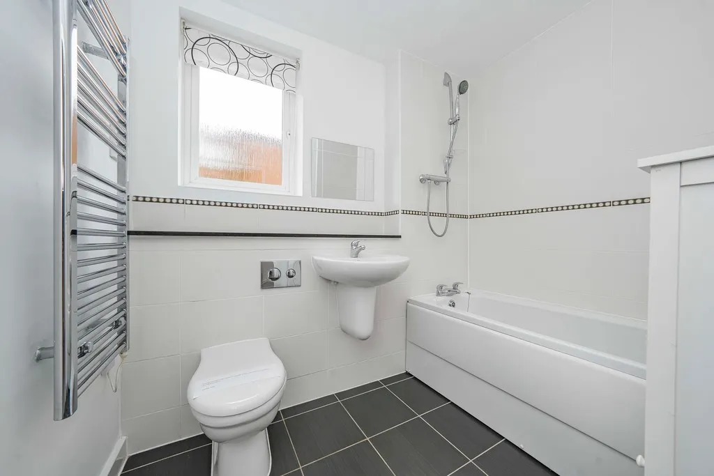 Chestlands Court, 18 Hercies Road, UB10, photo 3