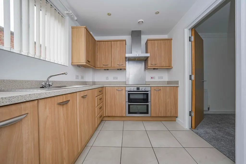Chestlands Court, 18 Hercies Road, UB10, photo 19