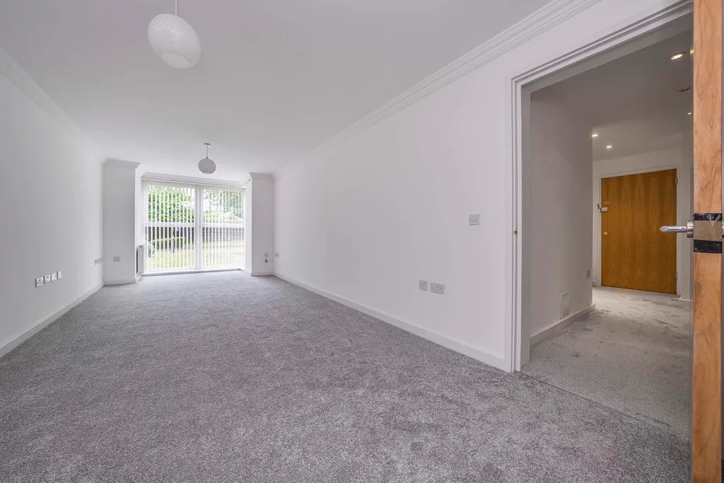 Chestlands Court, 18 Hercies Road, UB10, photo 4