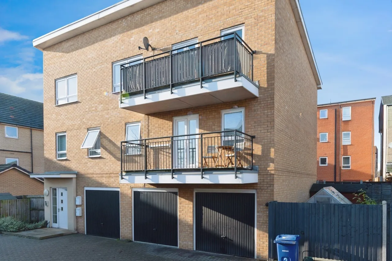 2 bed flat for sale — Chase Way, Grays, Essex, RM20