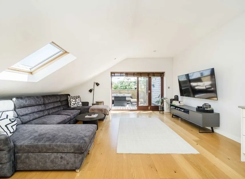 High Street, Hampton, TW12, photo 2