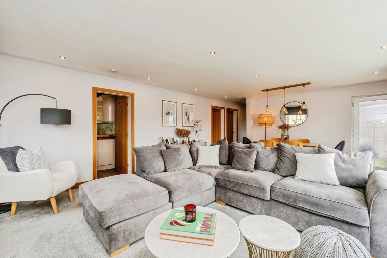 2 bed flat for sale — Lynton Court, Lynton Lane, Alderley Edge, Cheshire, SK9