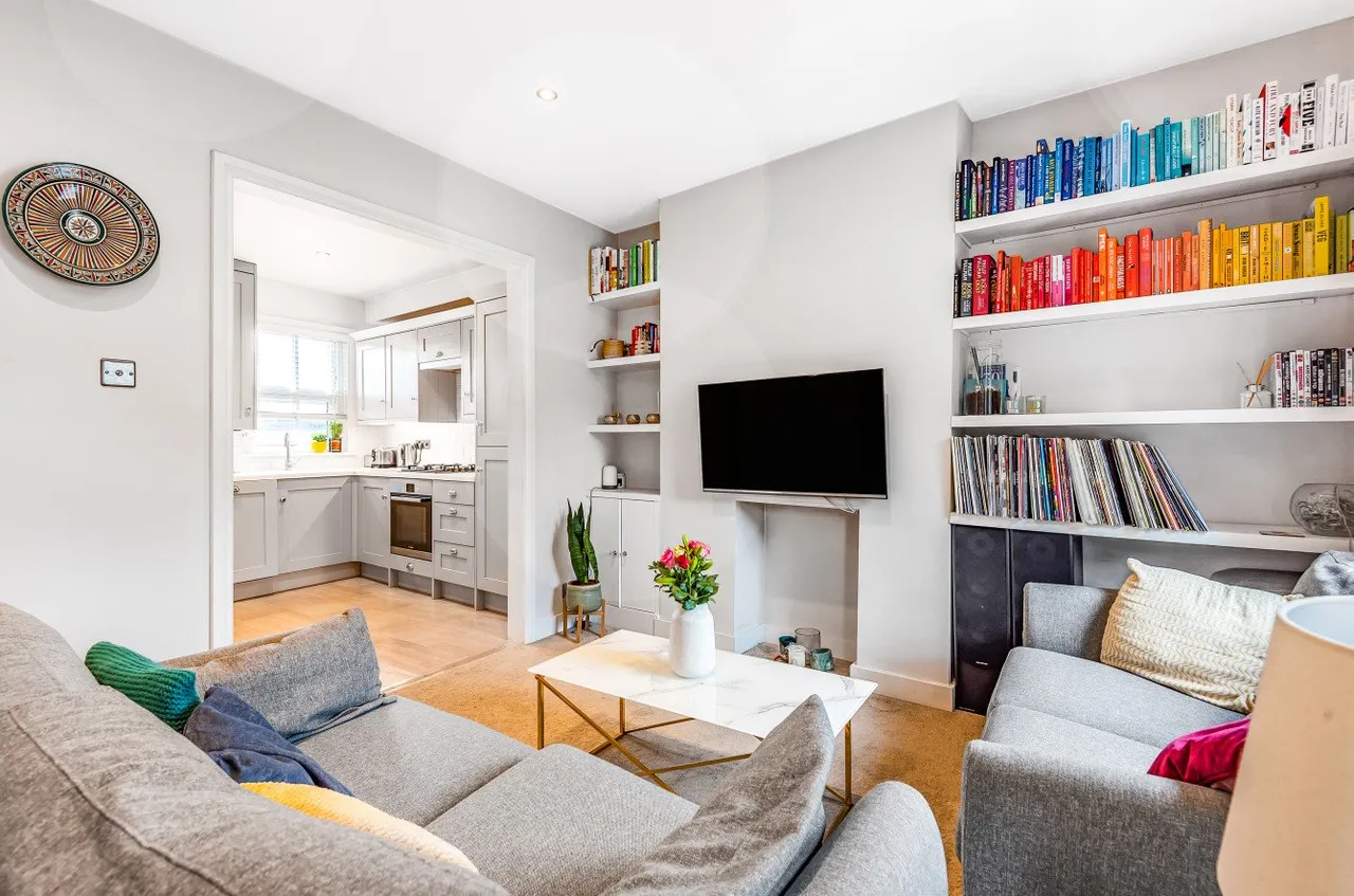 2 bed flat for sale, Garratt Lane, Earlsfield, SW17