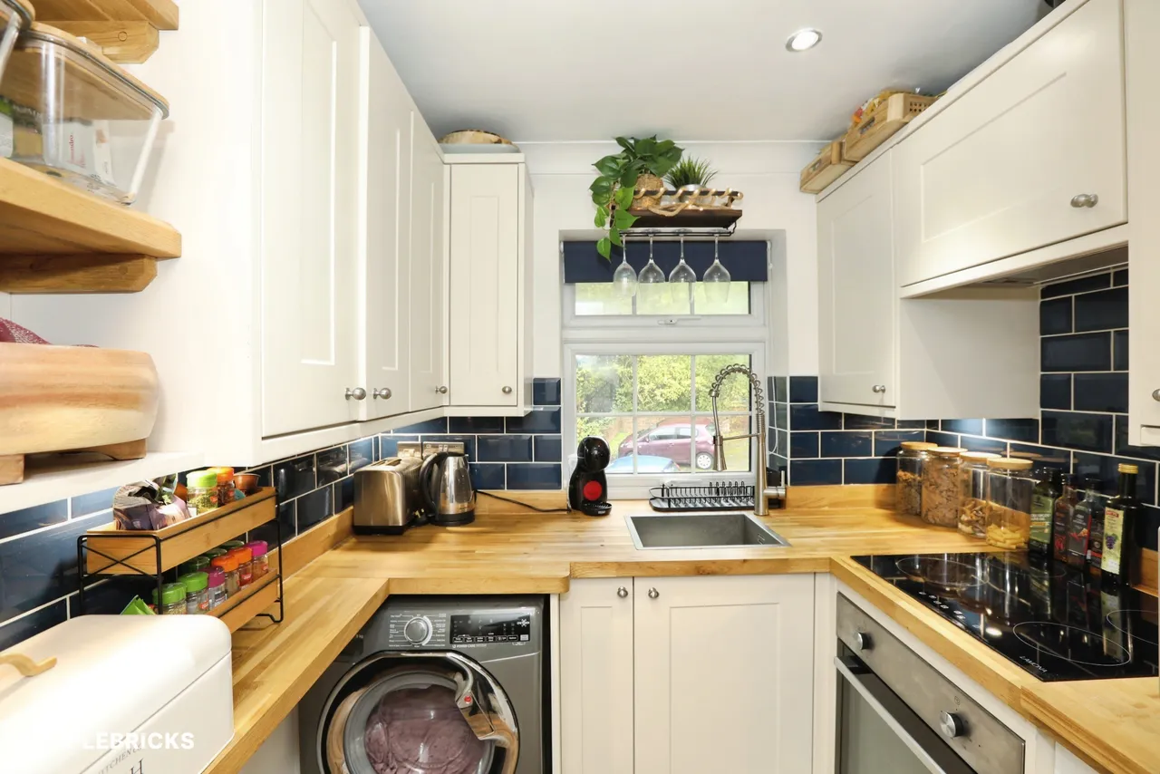 Alders View Drive, East Grinstead, RH19, photo 4