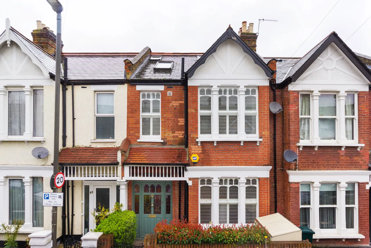 4 bed house to rent — 101 Lavenham Road, London
