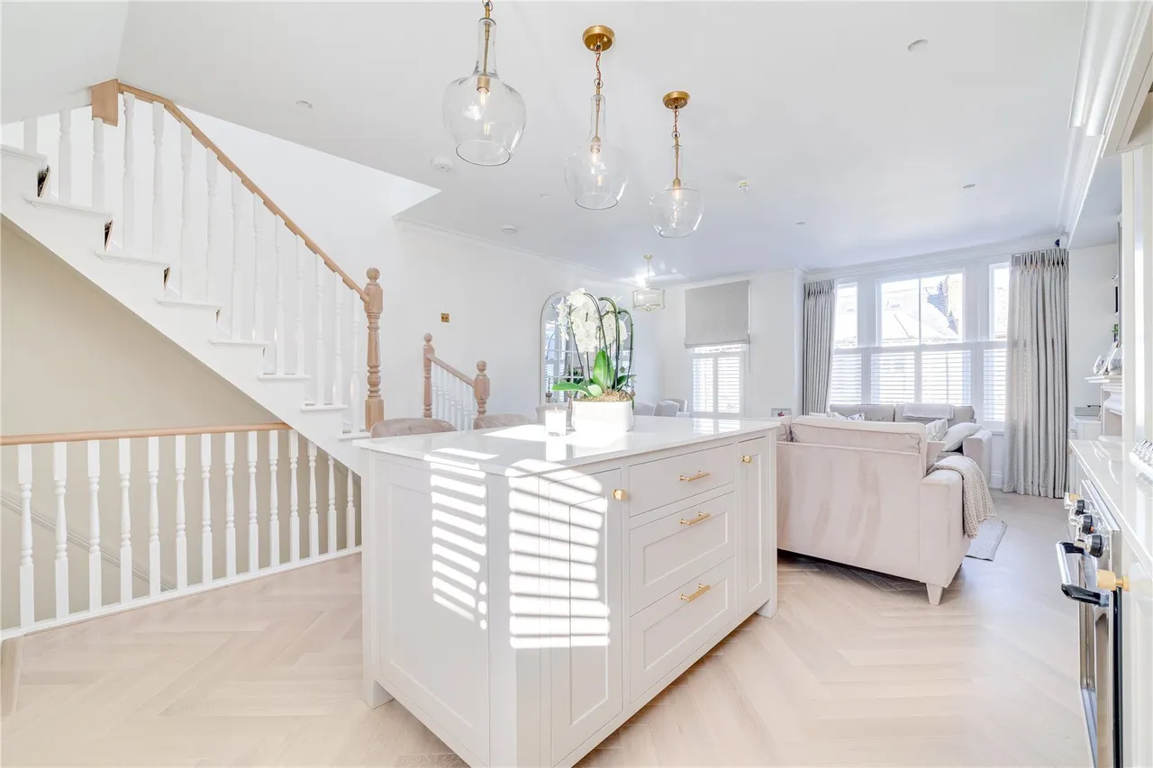 3 bed flat to rent, Kilkie Street, Fulham, SW6