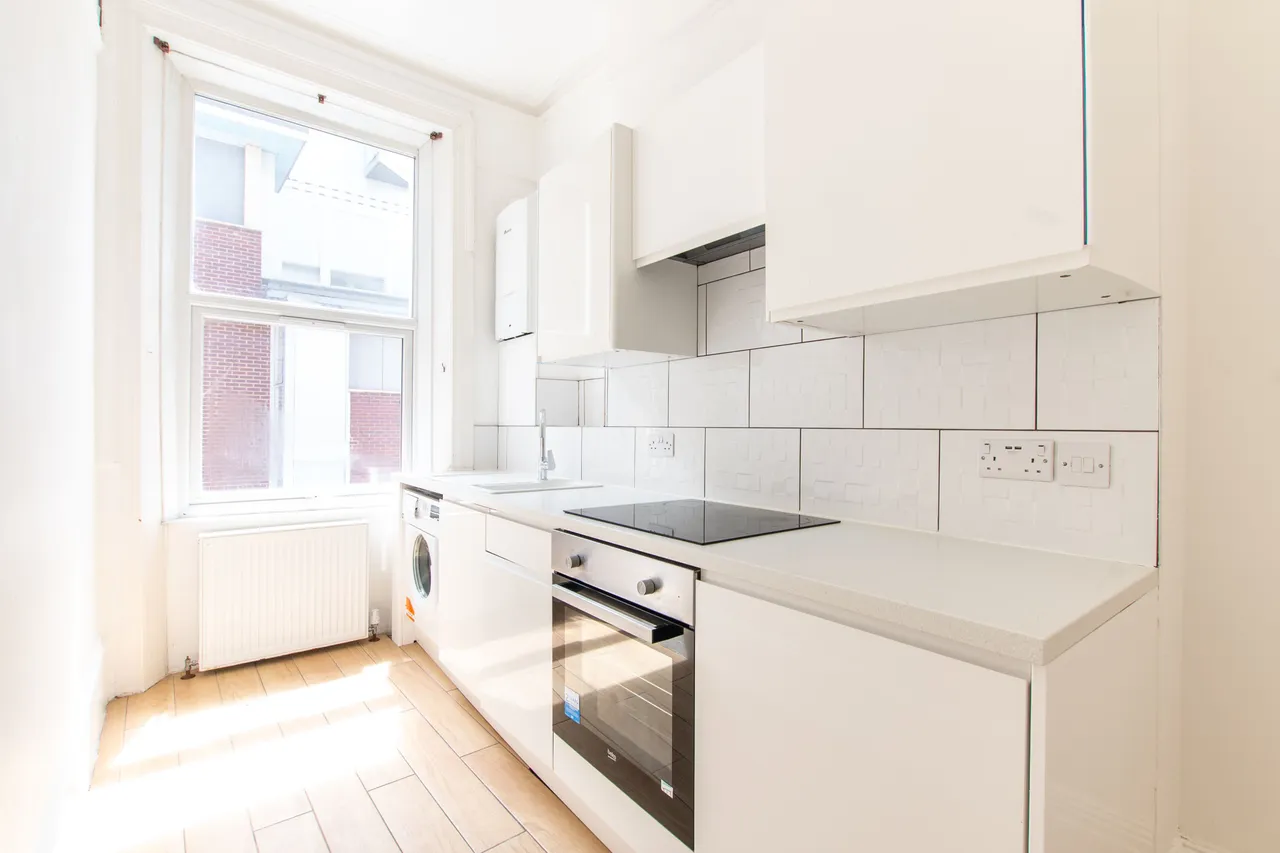 1 bed flat for sale — Flat 1, 39a Goldhawk Road, London