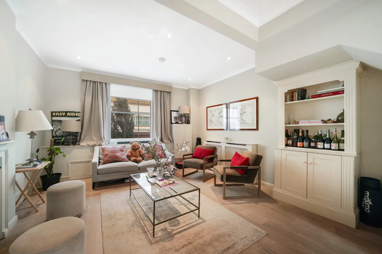 2 bed flat for sale, Fulham Road, London, SW10