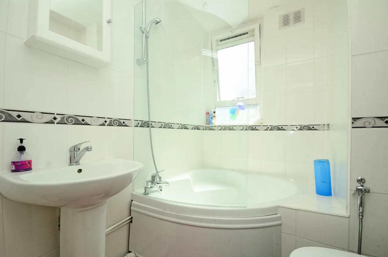 105 Keevil Drive, London, photo 5