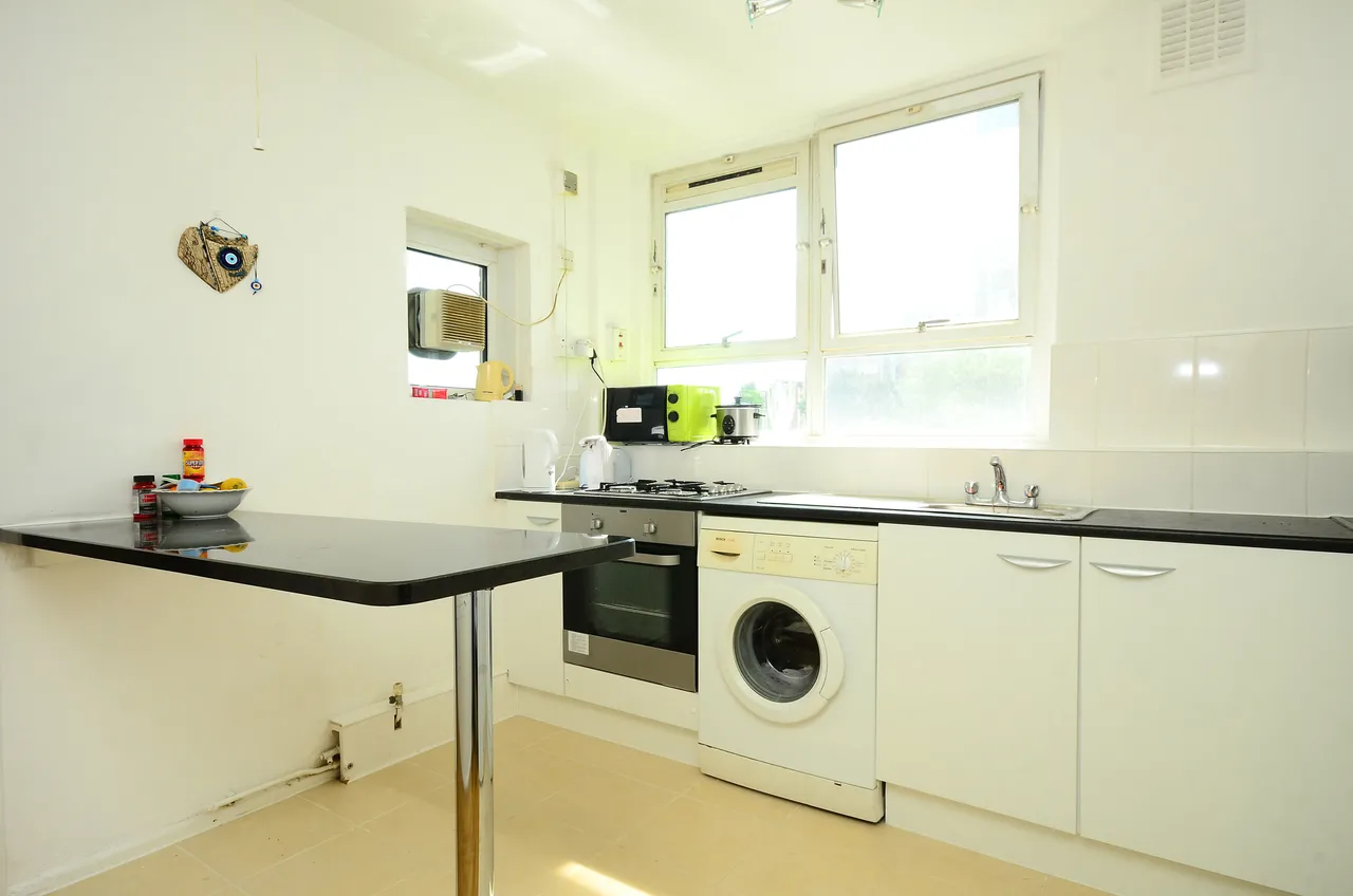 105 Keevil Drive, London, photo 2