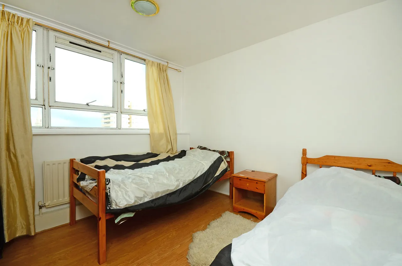 105 Keevil Drive, London, photo 4