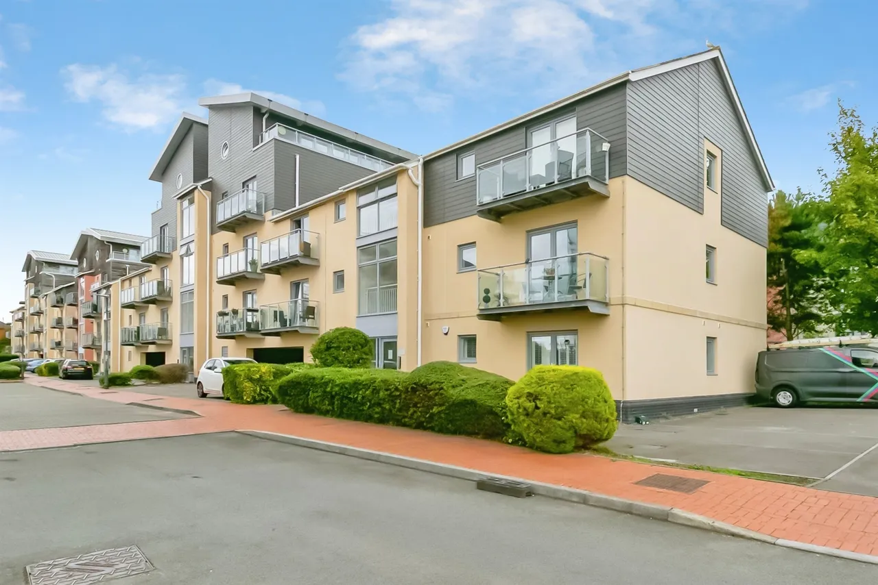 2 bed flat for sale, Cei Dafydd Barry, CF63