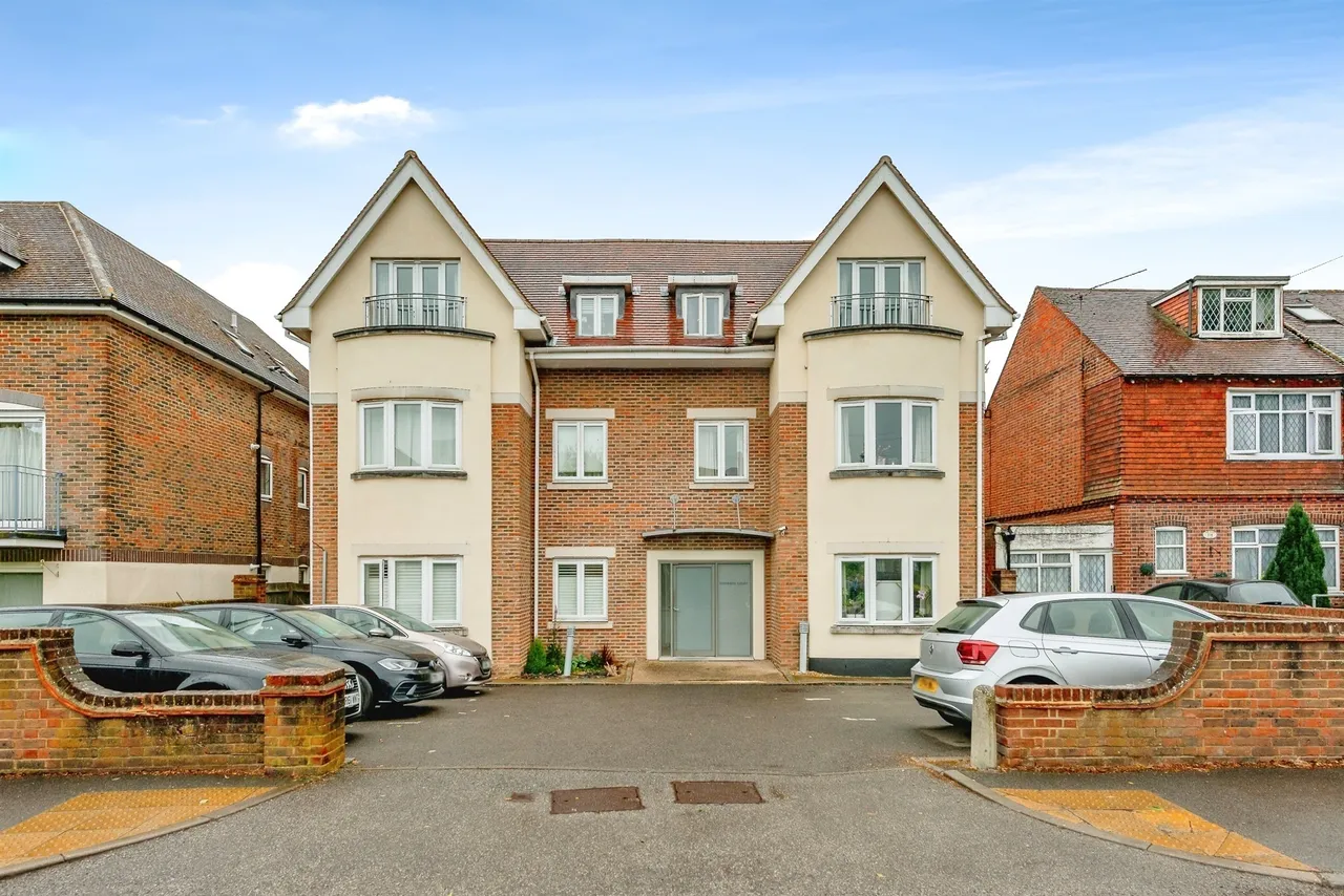 2 bed flat for sale, Ladbroke Road, Redhill, RH1