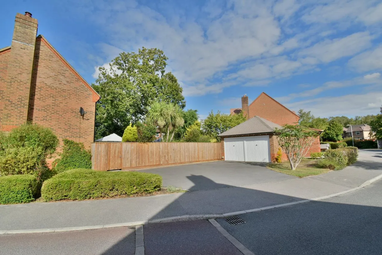 Casterbridge Road, BH22, photo 2