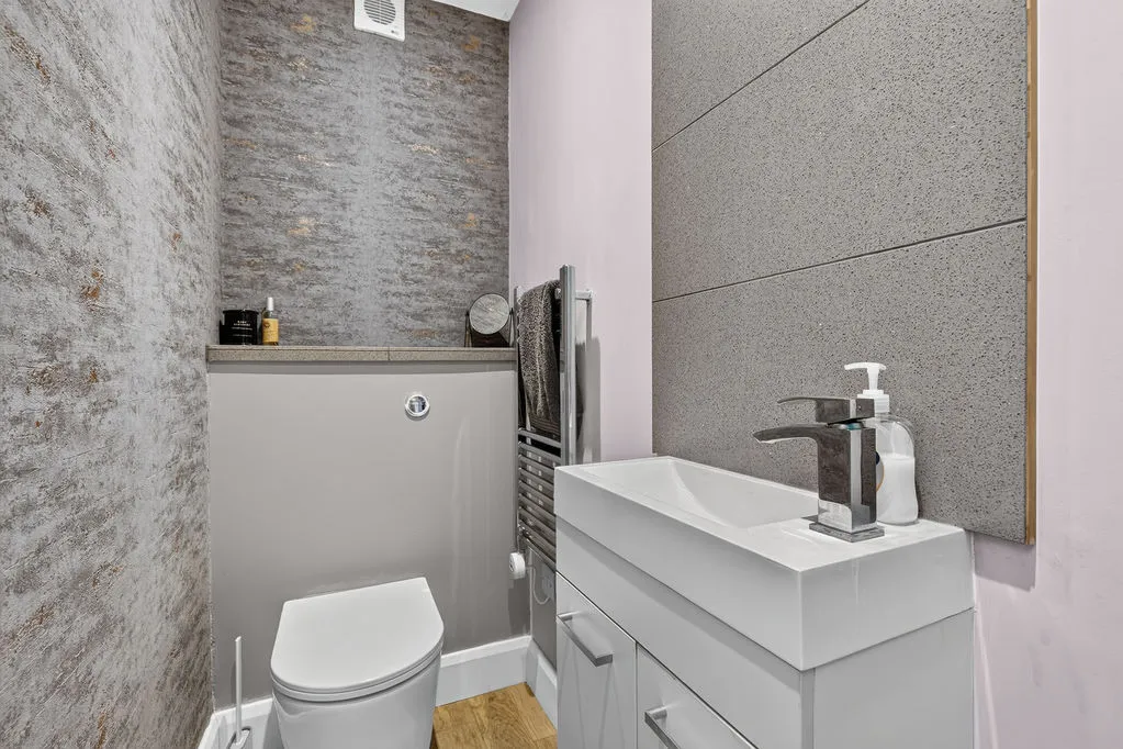 Furze Road, Row Town KT15 1DP, photo 16