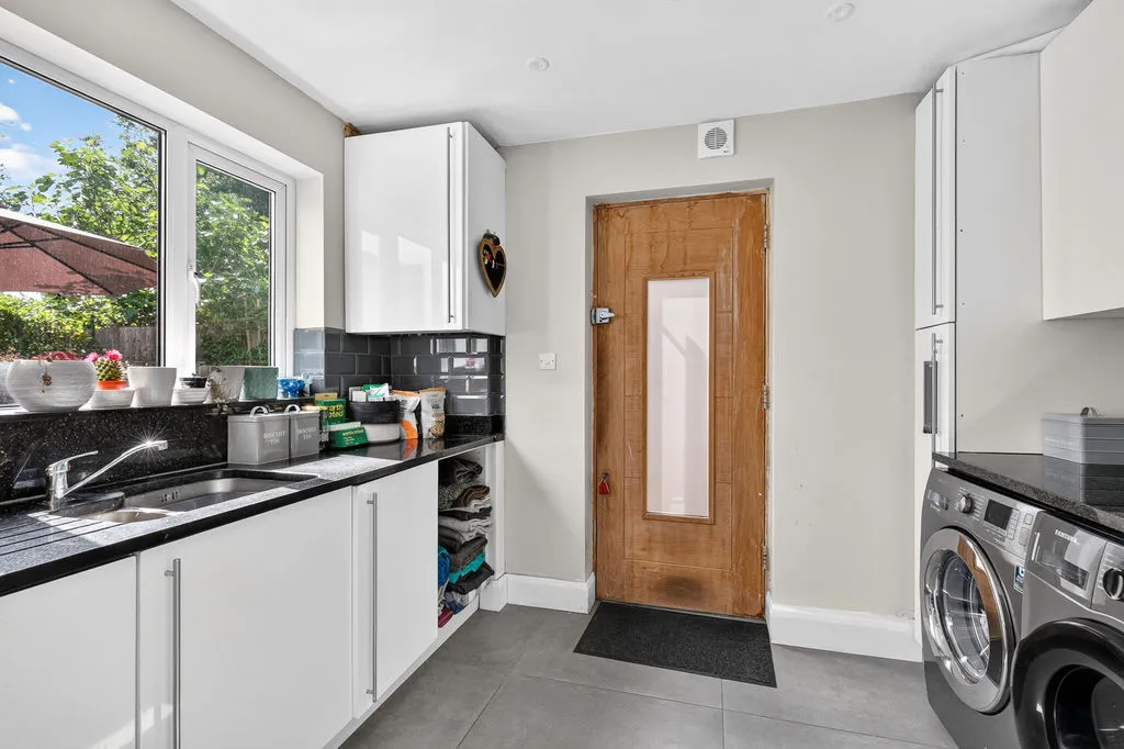 Furze Road, Row Town KT15 1DP, photo 15