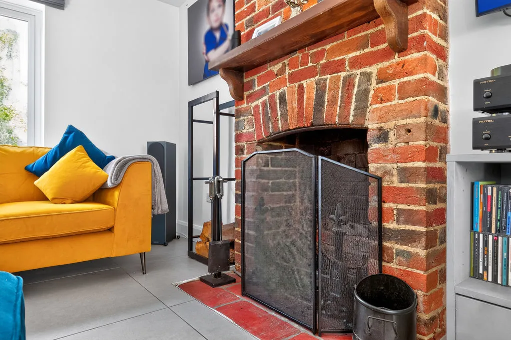 Furze Road, Row Town KT15 1DP, photo 10