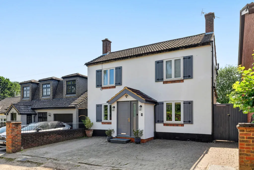 4 bed house for sale — Furze Road, Row Town KT15 1DP