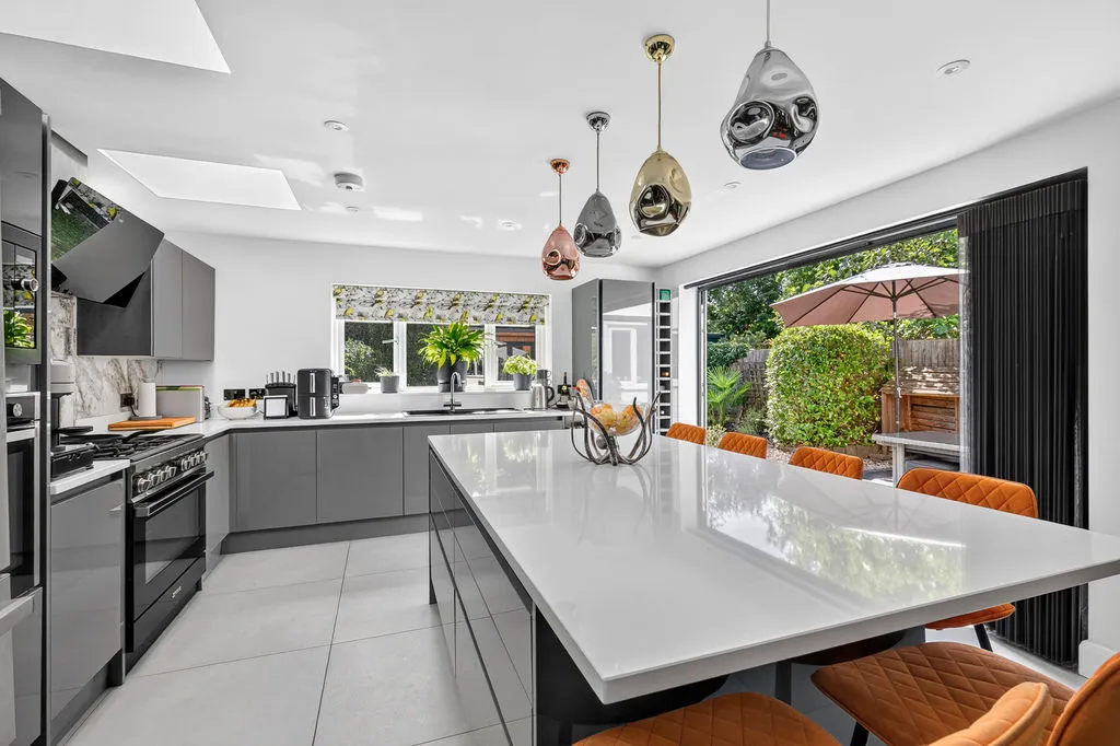 Furze Road, Row Town KT15 1DP, photo 4