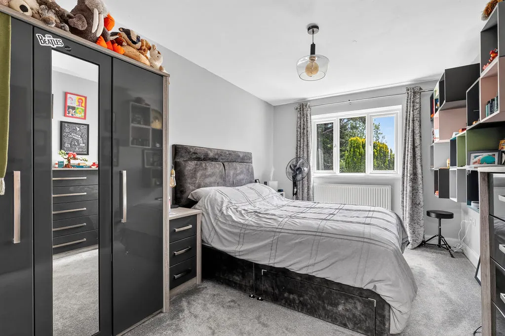 Furze Road, Row Town KT15 1DP, photo 19