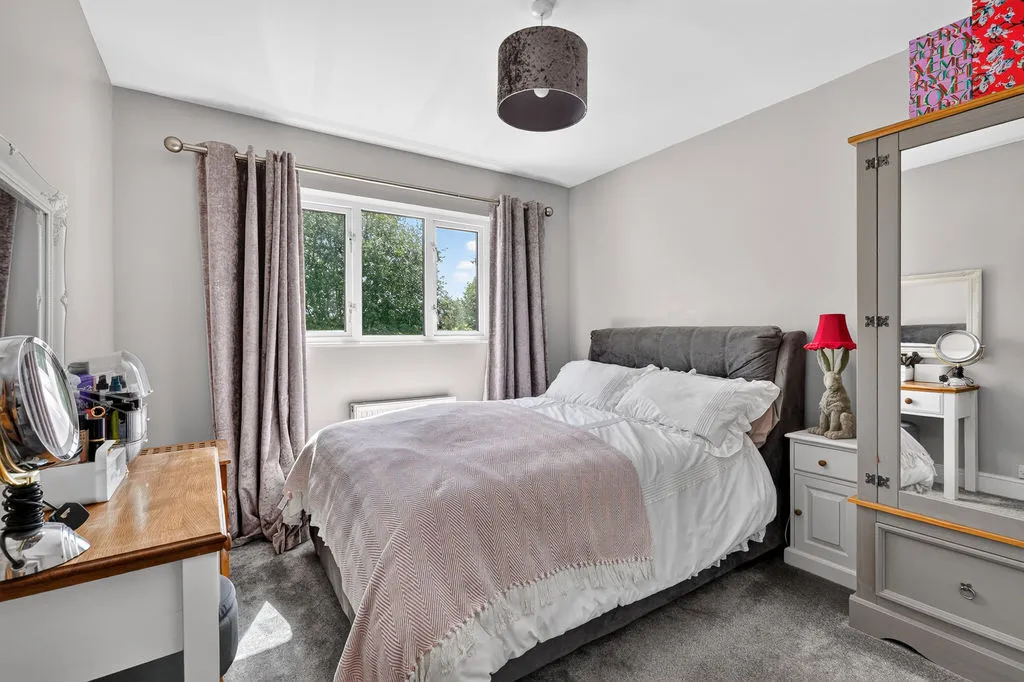 Furze Road, Row Town KT15 1DP, photo 20